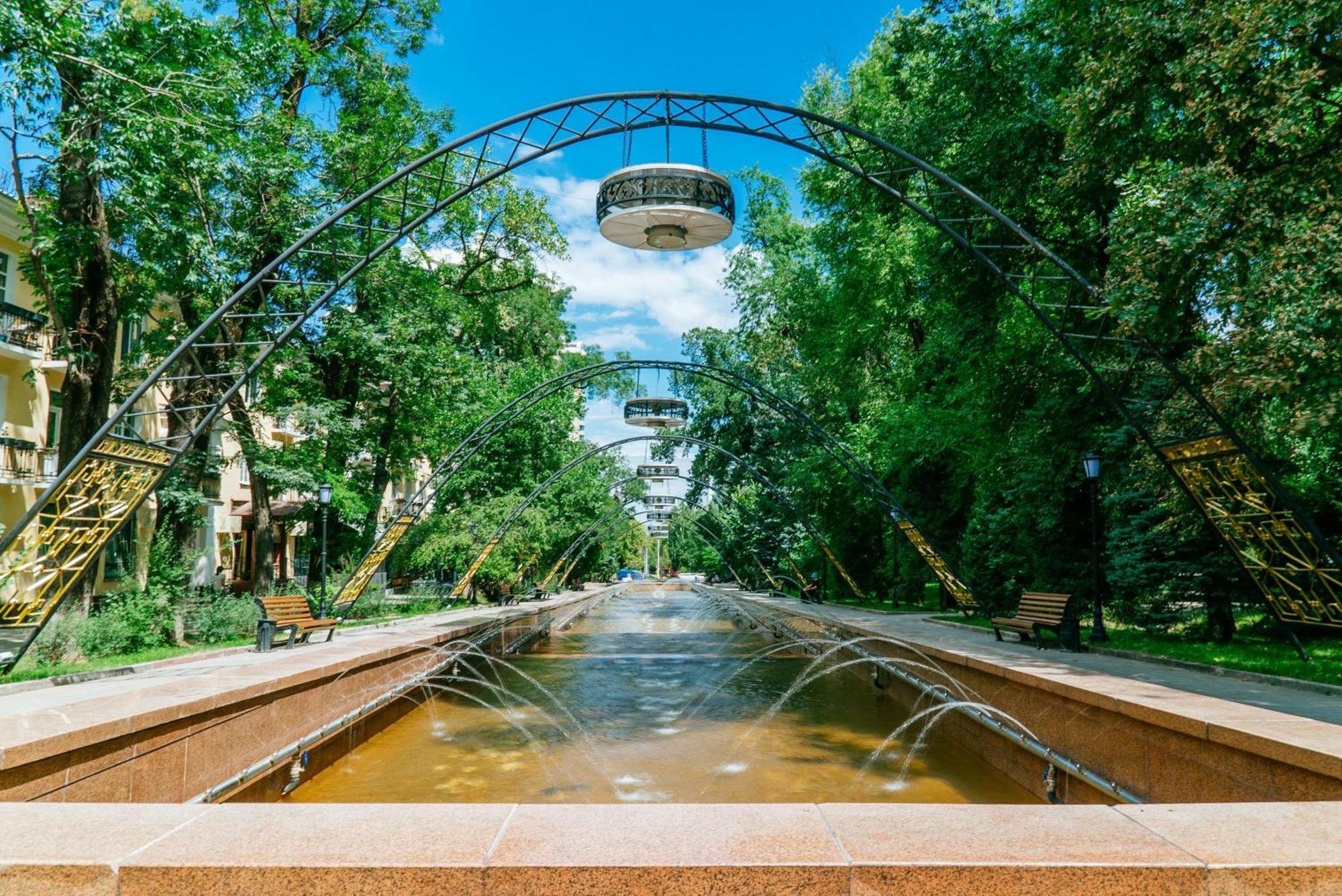 Apartment Nadezhda at Kabanbay Batyra 122 Almaty Bagian luar foto